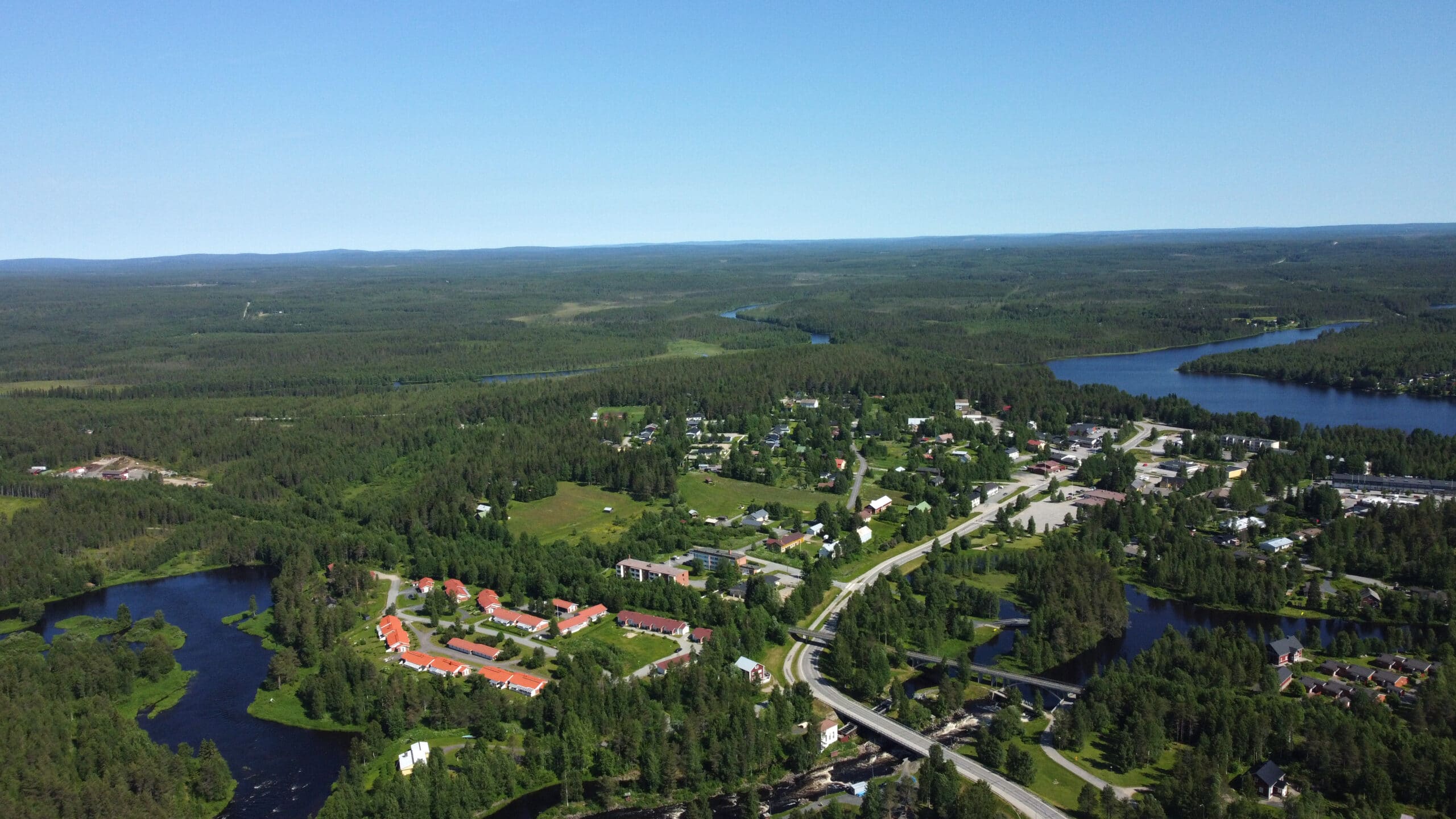 Ilmakuva Taivalkosken keskustasta kesällä