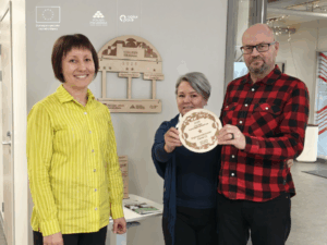 Kuvassa Digimainostoimisto Davaksen Vesa Nevanperä ja Saara Leivo tukijan kiitoslaatan kanssa. Vasemmalla kiitoslaatan heille luovuttanut Hiiliviisasta kiertotaloutta -hankkeen projektisuunnittelija Jaana Määttä Naturpolikselta.