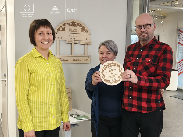 Kuvassa Digimainostoimisto Davaksen Vesa Nevanperä ja Saara Leivo tukijan kiitoslaatan kanssa. Vasemmalla kiitoslaatan heille luovuttanut Hiiliviisasta kiertotaloutta -hankkeen projektisuunnittelija Jaana Määttä Naturpolikselta.